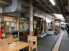 戸倉駅に停車しました。
この駅では、お菓子や食品等の地産品を購入することができます。

戸倉駅は国鉄時代からの駅の雰囲気が残っていて、何ともいえない情緒がありました。