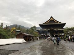 スターバックスを後にして善光寺でお参りをします。
何度来ても立派なお寺です。