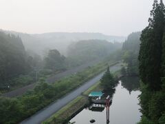 翌朝６時前。
お部屋の窓からは霞のかかる中に青い森鉄道の線路が見えていました。
