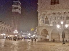 夕方から出歩いて夜になり、この辺で帰りにつこうとサン･マルコの小広場 piazzetta (ピアツェッタ)から埠頭に向かう。

