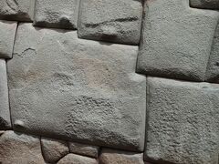 クスコの観光スポットの一つして「12角の石」はとても有名です。複雑な形の石が堅固な石垣の中にぴったりと組み込まれている様子は、不思議な感銘を与えます。
　太陽のパワー、そして、現在まで積み重なってきた歴史のパワーを感じることのできそうな「12角の石」。
　ハトゥン・ルミヨック通りにあり、宗教美術博物館の壁の一部です。