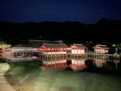 夜の水面に厳島神社