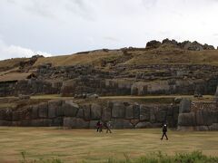サクサイワマン遺跡
　サクサイワマン遺跡は、クスコの北方1.5kmほどの場所にあり、巨岩が立ち並ぶ歴史あるものです。
　車輪も牛馬もない時代に、巨岩をいくつも運んだという建築に関する謎です。