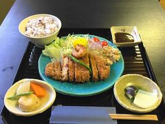 エトワールランチを頂きました。
大和ポークのとんかつ・奈良の地野菜・古代米とヒノヒカリのご飯・三輪素麺のお吸い物など、地物をふんだんに使ったメニューです。
