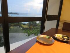 海の見えるお席に案内されました。