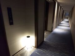「憧れの翠嵐ラグジュアリーコレクションホテル京都に宿泊♪お部屋紹介」
https://4travel.jp/travelogue/11666821　のつづきです。

翠嵐では、毎日17:30～19:30に「茶寮八翠」でシャンパンのフリーフローサービス「シャンパンデイライト」があります。
お部屋でまったりしてた私たちも支度をしてお部屋を出ました。

https://www.suihotels.com/suiran-kyoto/guestrooms/service/delight/
