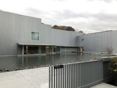 善光寺から長野県信濃美術館　東山魁夷館に来ました。
地図上ではすぐ隣にあるのですが、現在工事中で遠回りをしなくてはならず、10分程度歩きました。

美術館の建物は谷口吉生さんの設計です。
