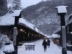 そして、ついに念願の乳頭温泉の鶴の湯に到着。

時代劇のセットかのような宿泊棟が現れた。
