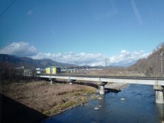 韮崎を出ると、甲府盆地に別れを告げて山岳地帯へ。