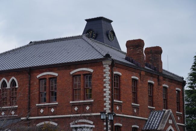 御所跡の東側を走る烏丸通の東側には、同志社大学の校舎が建ち並んでいる。<br />入口近くに建っていた煉瓦造りの建物は、とても瀟洒だった。<br />後で調べると、明治17年(1884)に建てられた彰栄館と言う建物で、国の重要文化財に登録されているそうだ。