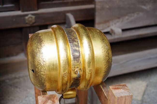 拝殿の前には、大きな鈴が置かれていた。<br />この社では、軒に下げられた鈴を鳴らすのではなく、その置かれた鈴を抱え上げて振って鳴らすと言う変わったものだった。