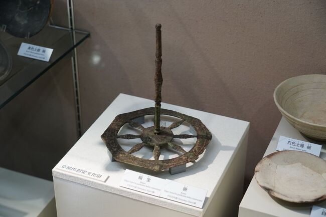 その施設は、京都市内で発掘された考古資料を展示しているもので、縄文時代から江戸時代までの資料を見ることができる。<br />中には、平安京造営の際に地鎮祭を行った際に用いられた道具もあり、これが発掘されたことで、平安京の内裏の位置が正確に分かったのだそうだ。<br />他にも本能寺の瓦や聚楽第の金箔瓦なども展示されていた。