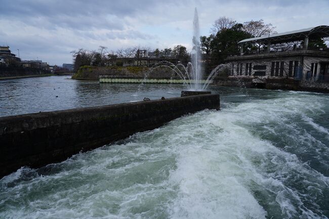 とりあえず琵琶湖疏水記念館に立ち寄り、疎水とインクラインの歴史を学ぶ。<br />改めて、壮大な事業だったことを実感した。<br />外へ出ると、琵琶湖から流れて来た水が勢い良く注がれている。<br />物凄い水量で、正直怖いくらいだった。