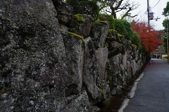 予定外で立ち寄った金地院を出ると、ちょうど1時間経っていた。<br />その金地院の向かいには、南禅寺界隈別荘の一つである何有荘があった。<br />素晴らしい庭があるそうだが、見学はできない。<br />道に面した石垣だけでも、見応えがある。