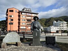 若山牧水の像。
花時計も含めて、この辺一帯を松原公園と呼ぶようです