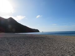 小さな岬に囲まれたアーラ浜。