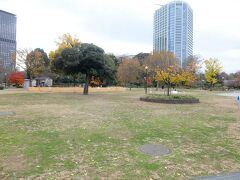 芝公園 ― 後ろに東京プリンスホテル・パークタワー．
