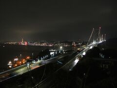 続いては関門橋の夜景を見に和布刈第二展望台へ。
結構な雨天でしたが、ちゃんと夜景を拝むことが出来てよかった。
向こうの空がすごく明るい。
見えているのは山口県の下関ですね。