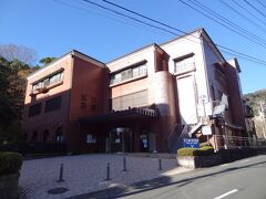 = 町立湯河原美術館 =
元々温泉旅館だった建物を町が美術館にしたそうです。