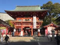 まずは生田神社にご挨拶へ行こう。
中州とか歌舞伎町とかそんな雰囲気の繁華街を抜けて、三ノ宮駅から7分ほどで到着。