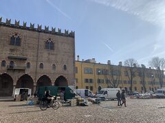 左手のドゥカーレ宮殿が面するソルデッロ広場では、市場が開かれていたみたい。