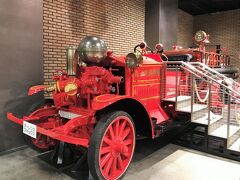 [アーレンス-フォックス消防ポンプ自動車]
大正13年(1924年)にアメリカから輸入され、
丸の内分署(現在の丸の内消防署)に配置されました。
アーレンス‐フォックスの名前の由来は、
設立者である蒸気ポンプ製造者と
市消防局の副署長の名前をあわせたものです。
エンジン前方にポンプを抱えたスタイルはこのメーカー独特のものです。
昭和21年(1946年)まで活躍しました。
出力：85馬力　　最高速度：72km/ｈ　　放水量：2700?/min