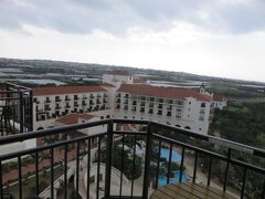 翌朝。
ホテル日航アリビラのラナイから