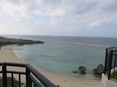 この日はダイビングに行かず一日のんびりと過ごすことに。
ラナイからニライビーチを眺めて。