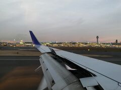天候はイマイチでしたが、定刻通りに羽田空港に到着。
秋田に比べるとやはり東京は暖かい！！