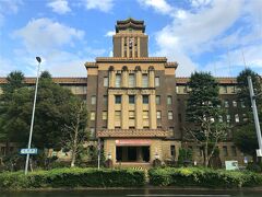 教えて頂いたバス停より手前の市役所前でバスを下車。

名古屋市役所本庁舎の建物です。昭和8年(1933年）建築。
西洋的な建築様式ですが、屋根が和風と面白い。

