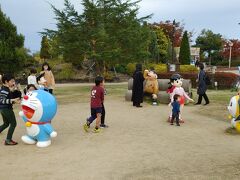 新高岡駅でメンバーとバイバイした後、少し時間があったので歩いて「おとぎの森公園」へ。ドラえもんのキャラクターたちが居る広場が有名だが