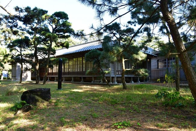 沼津御用邸<br />東付属邸。<br />木々の中に佇んでいる。