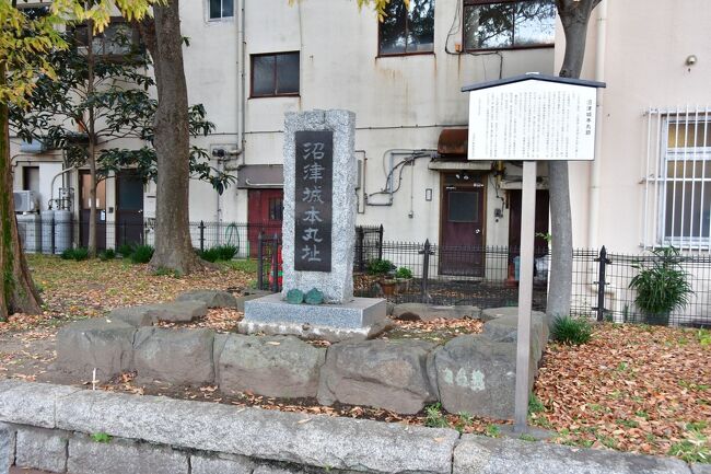 沼津城<br />本丸跡にある石碑。