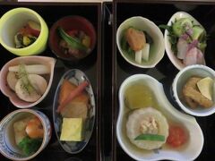 旅の１１日目。
この日も朝食はルームサービスの和食。
連泊で何度も利用しているので、日に日に豪華に。とうとう重箱に入れて持ってきてくれました。