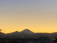 帰りがけに立川で寄り道です・・・

富士山のシルエットが素敵♪
凄く綺麗.｡.:*☆