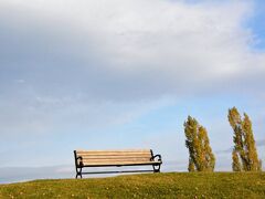 「丘のまち」と呼ばれる美瑛には、のどかな農村風景や雄大な山並みの景色など、素晴らしい景色を見ることのできる絶景スポットがあちこちにあります。
そのなかのひとつが「新栄の丘展望公園」
