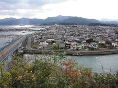 青海大橋を渡って青海島へ。
青海島の王子山公園から、仙崎の町を見下ろす。
吉備真備も訪れたといわれる場所。