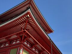 平和の大塔

1階は大塔入口、成田山の歴史展、写経道場各種受付があります。御朱印受付もこちらです

2階の明王殿には、大塔の御本尊不動明王、四大明王、昭和大曼荼羅、真言祖師行状図が奉安され、3・4階の経・法蔵殿には、ご信徒による掛仏、5階の金剛殿には五智如来が奉安されています

現在はコロナ対策で見られる場所見られない場所が結構あります！