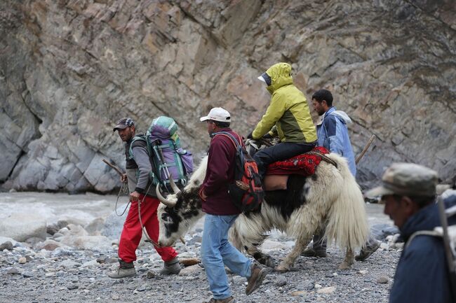 ヤクにまたがって出発だ～！
