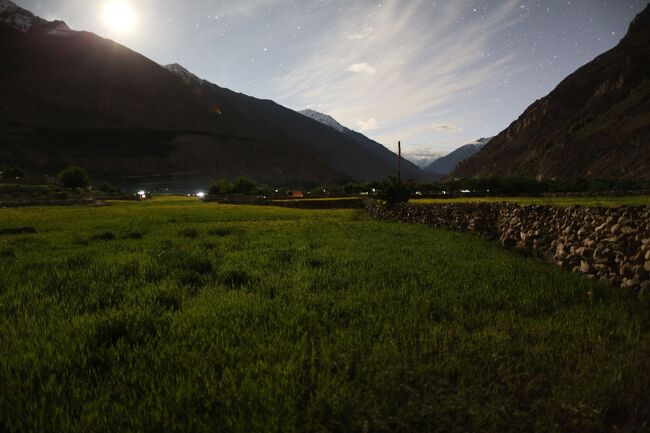 月明りを利用して、菜の花と星を撮ったが・・・