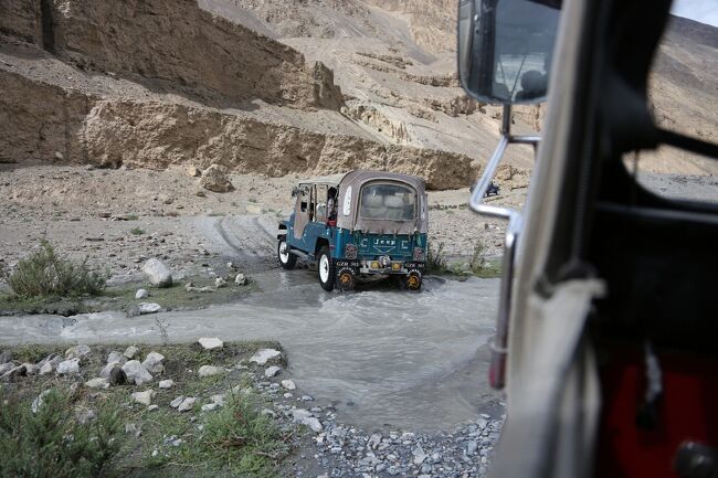 例のジープ道をキャーキャー言いながら、カラコルムハイウエーの要衝パスーに向かった。