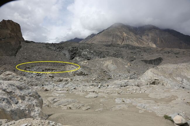 氷河の末端をすれすれで通り抜ける。