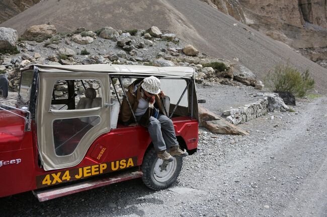 パキスタンジープの後席はドアーが無いので、乗り降りにはコツがいる。