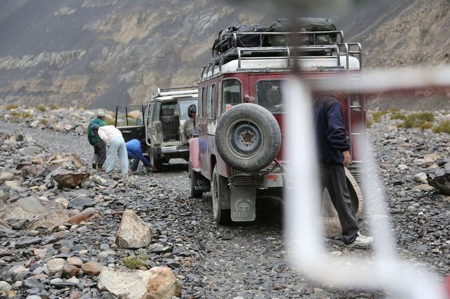 悪路に備えて点検。