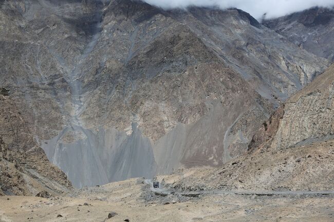 中央下にジープが見えるかな？