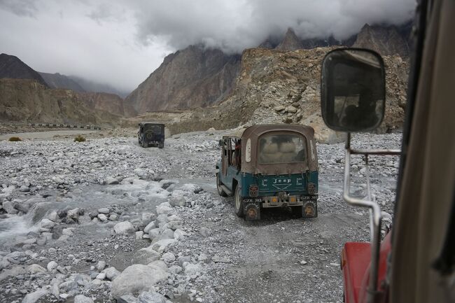 これもジープ道なのか？　ただの河原なのか？