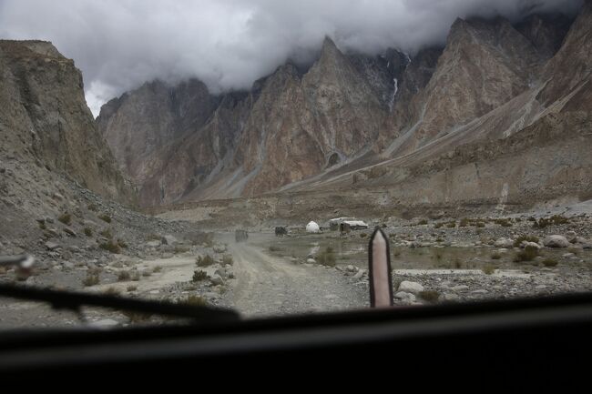 中央やや下の白いドームは、パキスタン軍の基地。<br />長年揉めているインド国境に近いので、ところどころに小さな基地がある・・・撮影は禁止。