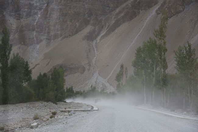 正午、ついにカラコルムハイウェーに出た！<br />これでひと安心。<br /><br />ヤギ道やジープ道を通って来ると、正しく「ハイウェー」だ！