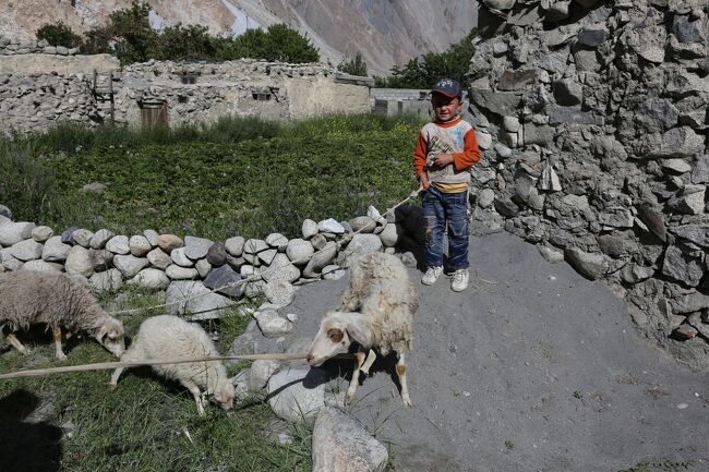 そのまま走れば数時間でフンザに到着するだろうに、なぜかここパスーで1泊。<br /><br />フンザ上流のがけ崩れで出来てしまった例の「天然ダム湖」の通過に時間が掛かりそうなので、ここで宿泊して明日の早朝フンザに向かうということか？　パスーには15時に到着。<br /><br /><br /><br /><br />