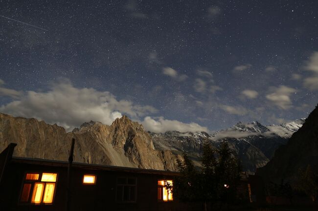 10数日ぶりでホテル泊。<br /><br />久しぶりのシャワーとベッドで、この後の記憶はない。<br /><br />日本までは、まだ1週間近く掛かります・・・油断なき様に。<br />まだ山歩きもするで～・・！